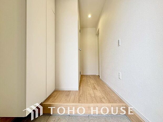 ゲストを招き、家族を迎える玄関は、ディスプレイや照明にこだわってみてはいかがでしょうか。