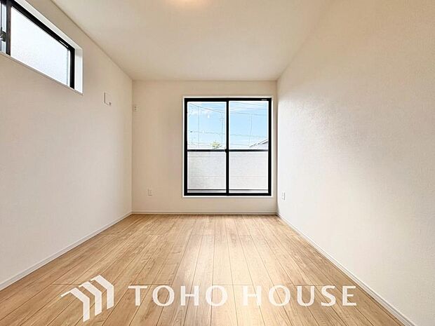 落ち着いたカラーの室内。インテリアやファブリックでお好みのテイストデザインを取り入れて頂けます。