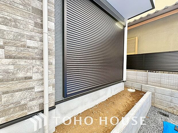 防犯機能のシャッターを完備しております。寒い冬でも中から開閉が可能ですのでラクラク便利。