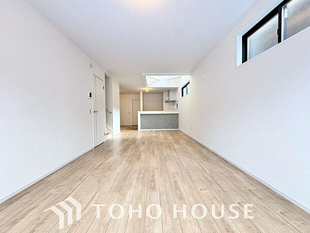 光と風があふれる開放的なリビングダイニングには自然と家族みんなが集まってきます。