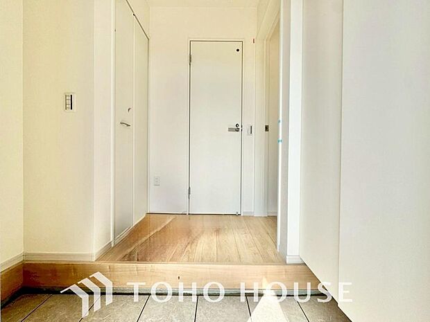 広々とした玄関スペースは何かと重宝します。ベビーカーも楽々置けるゆったりスペースが魅力です。