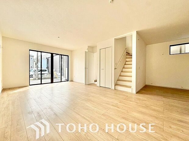 光が注がれる青い空から鮮やかに赤色にゆっくりと染まる。そんな優しい時間がここでは流れてゆく。