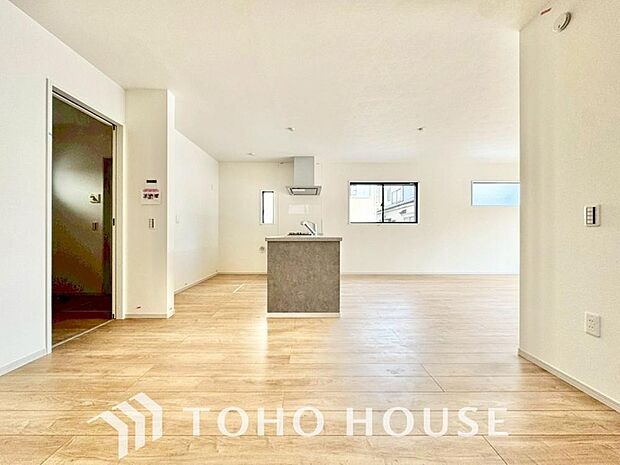 通風と採光を考慮したリビングは地域の鼓動を感じながらお寛ぎ頂くことが可能です。