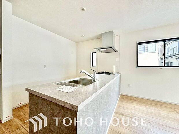 ご家族と顔を合わせながら調理できるカウンタータイプのキッチンは開放的な雰囲気を創ります。