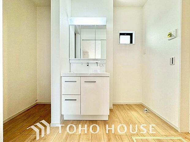 お家の中でも特にプライベートスペースとなる洗面所は、洗濯場所と浴室を同じ空間でまとめております。