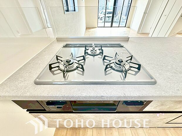 見た目に美しくインテリア性にも優れお掃除も簡単。3口コンロで忙しくても同時に調理で便利ですね。