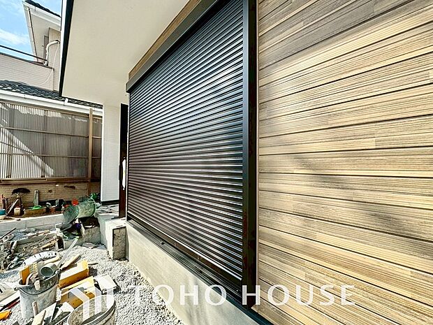 戸建にも防犯機能のシャッターを完備しております。寒い冬でも中からの開閉が可能です。