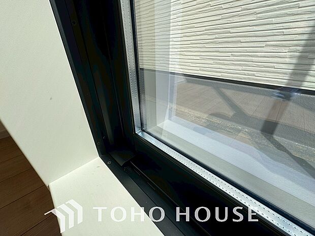 居室のサッシにはペアガラスを採用、高い断熱性による省エネと結露対策に有効です。
