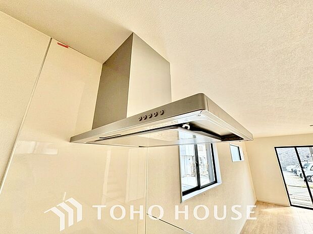 昨今主流のスリムタイプのレンジフード。スタイリッシュな見た目からインテリアとしても人気がある型です。