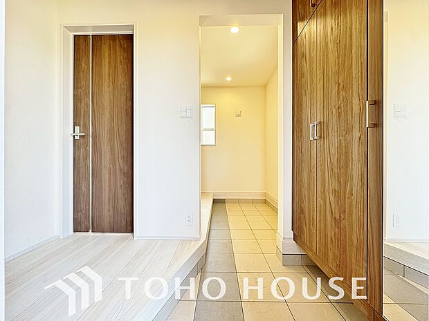 毎日みんなを見送り、そして迎え入れる場所だから。帰りたくなる家をテーマに設計した、自慢の玄関です。