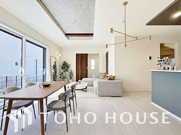 光が注がれる青い空から鮮やかに赤色にゆっくりと染まる。そんな優しい時間がここでは流れてゆく。※家具・家電等はCG加工です