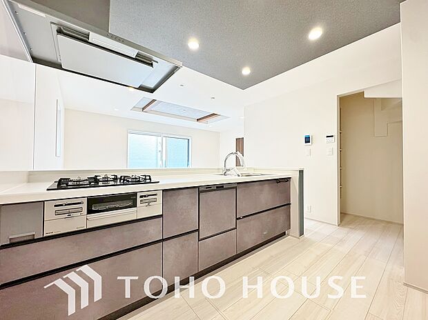 キッチンの収納は、デッドスペースになりやすい箇所を有効活用できる、スライド式収納を採用しました。