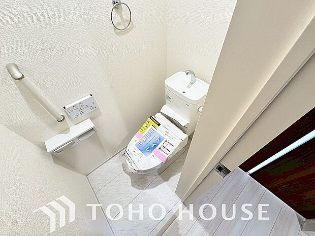 十分な広さと清潔感のあるカラーで纏まったおトイレ。時間に余裕とゆとりを持たせます。