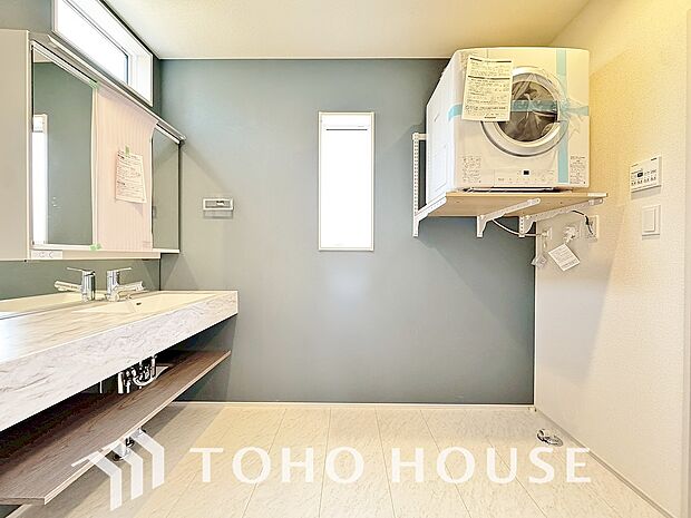 身だしなみのチェックがしやすい大きな鏡、下には収納がたっぷり。スッキリとした空間を演出いたします。