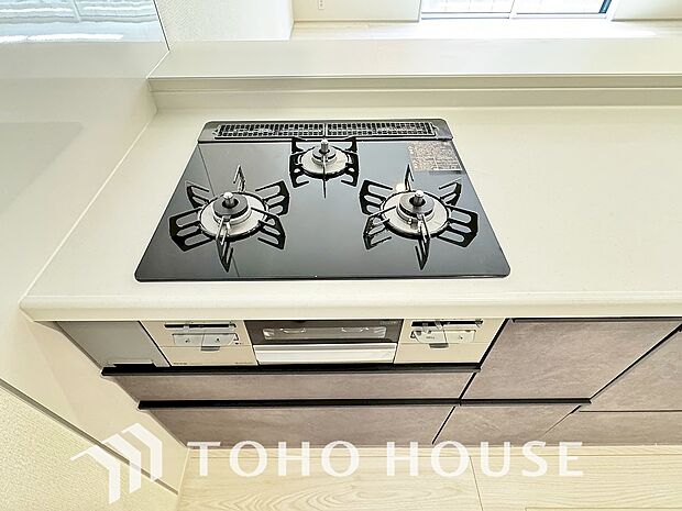 3口コンロは一度に複数のお料理を作ることができるメリットがあります。毎日のキッチンタイムを効率よく。