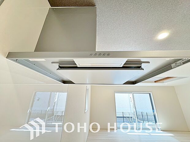 昨今主流のスリムタイプのレンジフード。スタイリッシュな見た目からインテリアとしても人気がある型です。