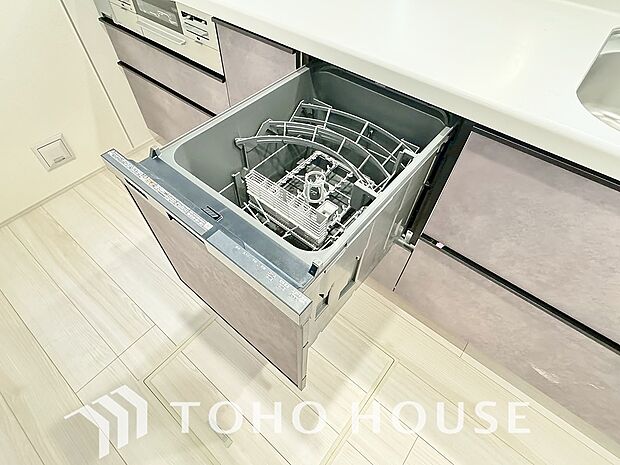 ビルトイン食器洗浄乾燥機付きのシステムキッチン。毎日の家事負担を軽減する嬉しい設備です。