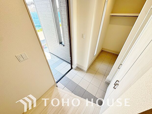 ゲストを招き、家族を迎える玄関は、ディスプレイや照明にこだわってみてはいかがでしょうか。