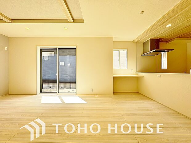 リビングも広く設け、訪れる人々を暖かく迎えてくれます。