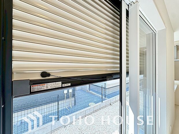 防犯機能のシャッターを完備しております。寒い冬でも中から開閉が可能ですのでラクラク便利。