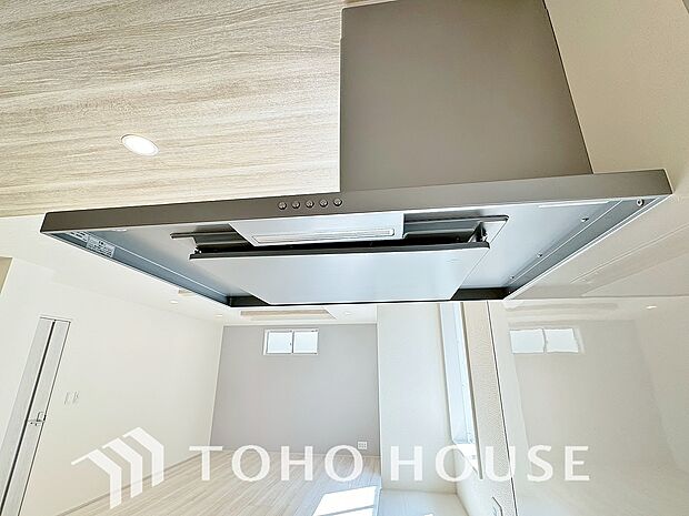 昨今主流のスリムタイプのレンジフード。スタイリッシュな見た目からインテリアとしても人気がある型です。