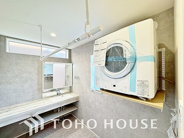 衣料乾燥機。外干しの必要が無いので外の埃や花粉がお洗濯物に付く心配がありません。