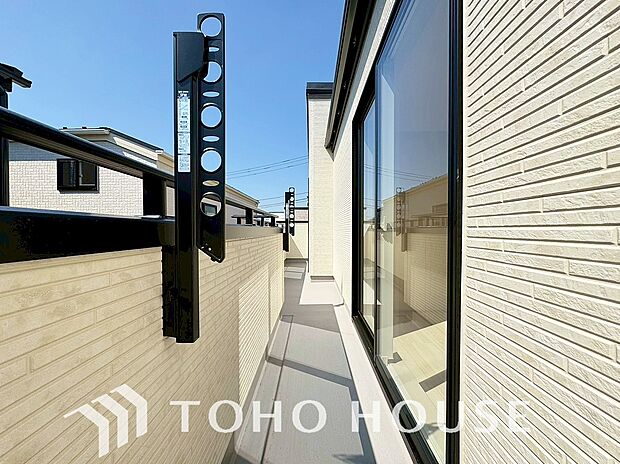 頬をなでる優しい風を感じることが出来るバルコニー。つい深呼吸をしたくなる気持ちの良い眺望です。