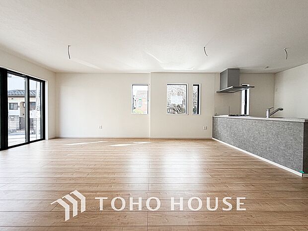 光と風があふれる開放的なリビングダイニングには自然と家族みんなが集まってきます。