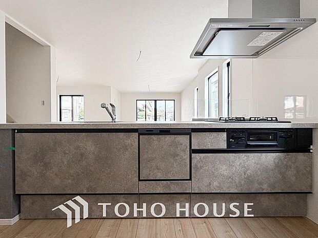 ご家族みんなで調理ができる位のスペースを実現したキッチン空間となっております。