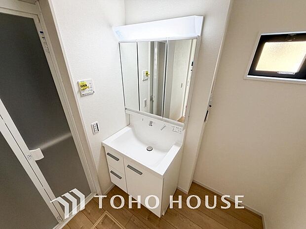 お家の中でも特にプライベートスペースとなる洗面所は、洗濯場所と浴室を同じ空間でまとめております。