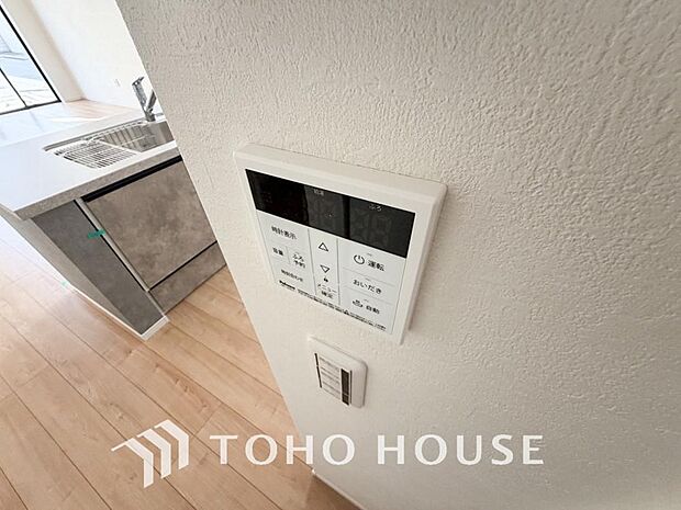 お風呂場と台所に操作リモコンがあり、キッチン近くにある給湯リモコンは、お料理の最中でもリビングで寛いでいるなかでもボタン一つで簡単に沸かせて便利ですね。
