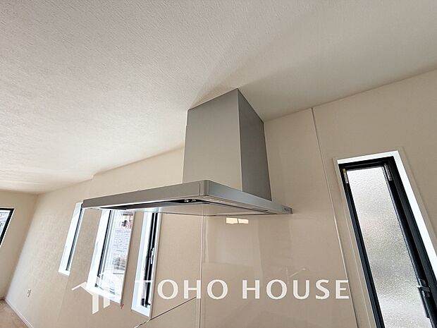 昨今主流のスリムタイプのレンジフード。スタイリッシュな見た目からインテリアとしても人気がある型です。