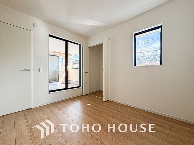 清潔感あるホワイトの壁紙と温もり溢れるカラーの床材が見事に調和した本邸宅。