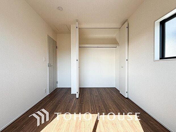 一日の疲れを癒やしてくれる主寝室。時を忘れて過ごす場所として過ごせるお部屋。