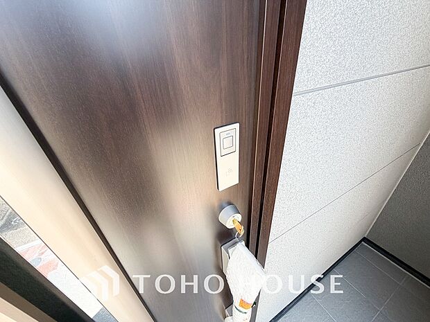 ICチップを用いたカードやボタンなどで玄関扉の鍵の施錠・解錠が出来る設備。