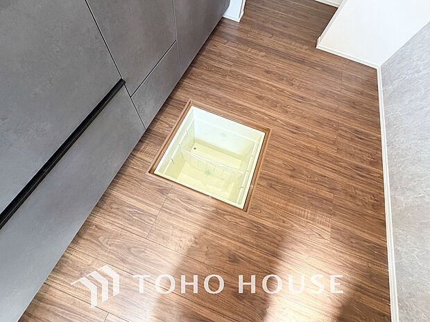 スペースを上手く活用した床下収納はあると何かと便利。食料のストック品はもちろん、掃除用具など。