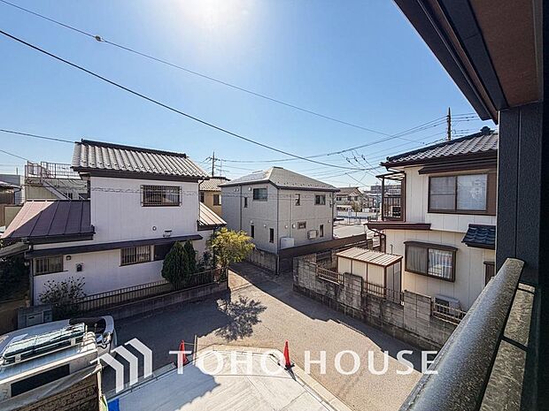 その豊かな眺望にふさわしい空間には、通風　採光にも優れ、心地よい光と風があふれています。