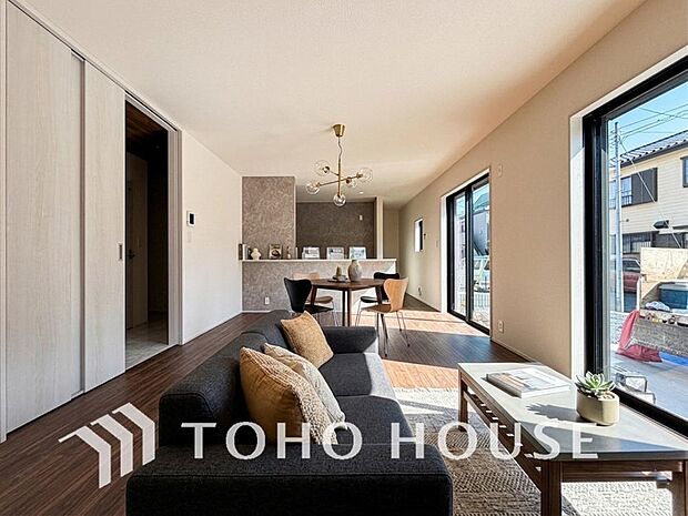 忙しい朝でも、しっかり家族が揃って食事をして頂けるゆとりある大きさのダイニングスペース。※CGにて家具を配置したイメージ画像となります。