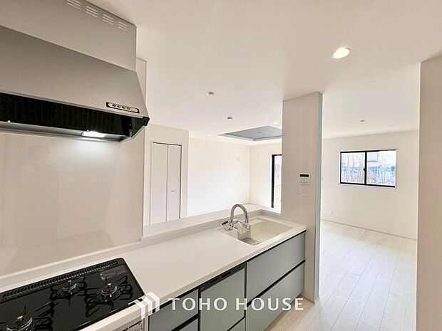 大型の冷蔵庫やレンジボードもしっかり置ける広々としたキッチンスペース。