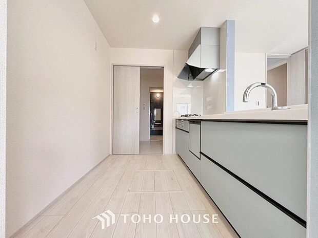 美しく使いやすいキッチン空間。優しい温もりを醸し出すキッチンは料理の為の配慮を随所に注ぎました。