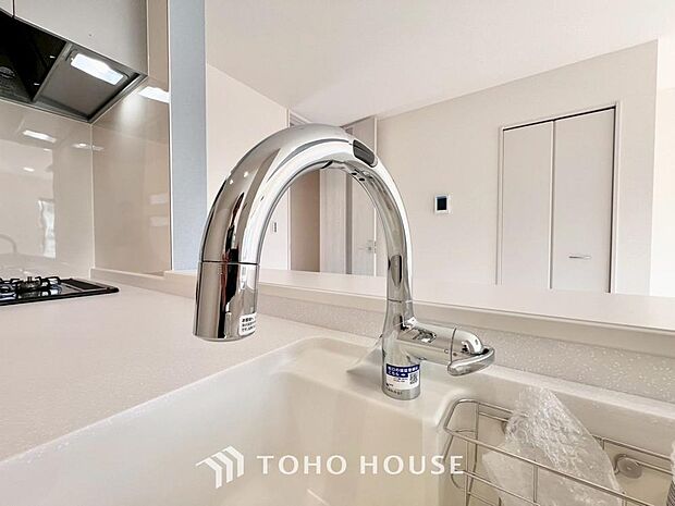 浄水器ボタンひとつで浄水と原水に切り替えられる浄水器一体型水栓を使用。