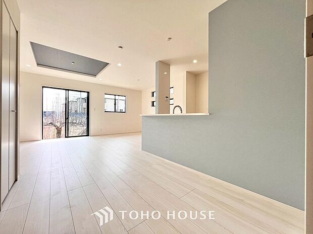 一日の中で多くの時間を過すことになるリビング。爽やかな通風と採光を存分に感じる事が出来る空間です。