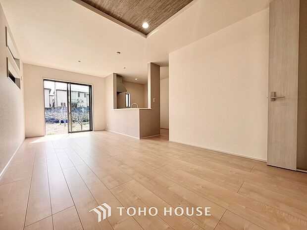 朝は爽やかな日差しを浴びながら、家族みんなでおいしい朝食。昼下がりにはのんびりと過ごすひと時。