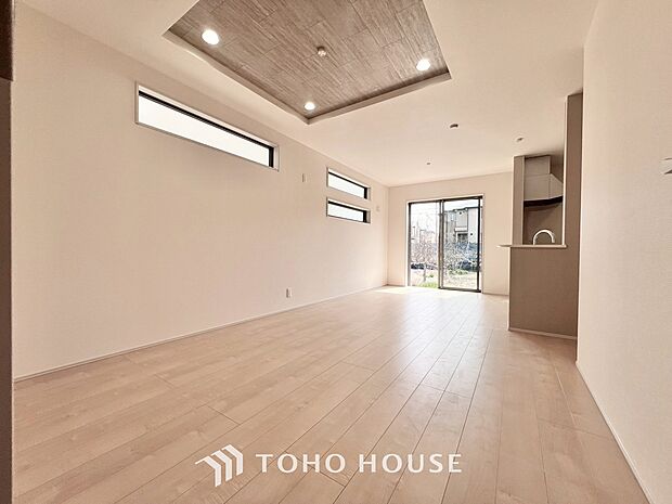 爽やかな通風と採光を存分に感じる事が出来る空間。毎日の暮らしに癒しをもたらす居心地の良いリビング。