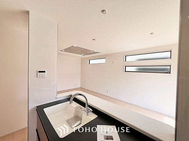 大型の冷蔵庫やレンジボードもしっかり置ける広々としたキッチンスペース。