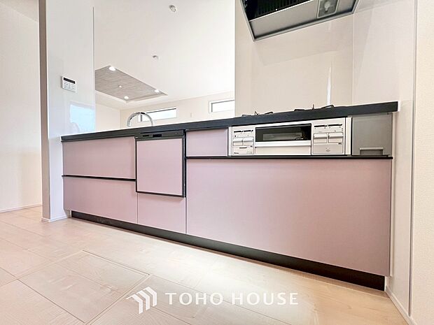 美しく使いやすいキッチン空間。優しい温もりを醸し出すキッチンは料理の為の配慮を随所に注ぎました。