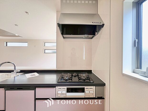 調理中の煙や臭いを効率的に排出し、キッチン空間を清潔に保ちます。