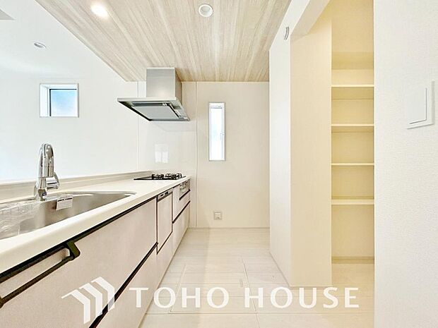 充実した収納スペースを搭載したシステムキッチンは、日々の家事がはかどります。