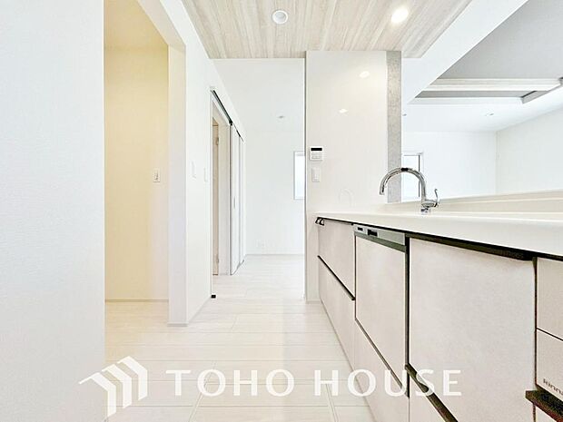 美しく使いやすいキッチン空間。優しい温もりを醸し出すキッチンは料理の為の配慮を随所に注ぎました。