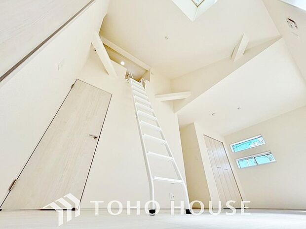 ロフト付きの居室は天井が高い分お部屋が広く感じられ、開放感があります。